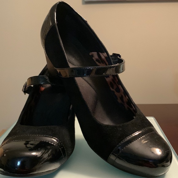 Clarks beautiful suede dress shoes with leopard lining. - Picture 1 of 4